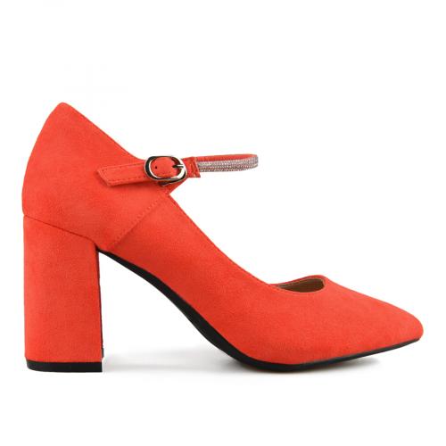 Κομψά γυναικεία παπούτσια σε κόκκινο χρώμα 