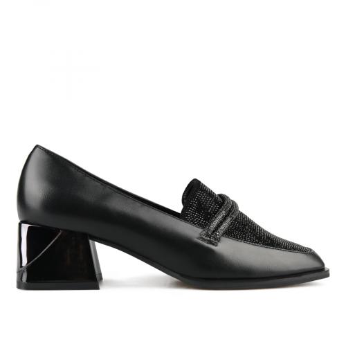 Κομψά γυναικεία παπούτσια σε μαύρο χρώμα
