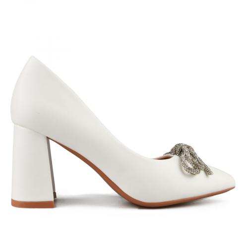 Κομψά γυναικεία παπούτσια σε λευκό χρώμα