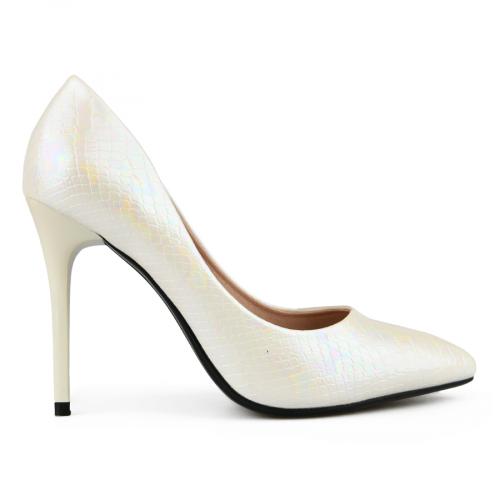 Γυναικεία κομψά παπούτσια σε λευκό χρώμα