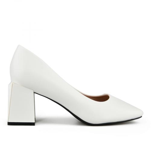 Γυναικεία κομψά παπούτσια σε λευκό χρώμα
