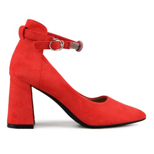 Κομψά γυναικεία παπούτσια σε κόκκινο χρώμα